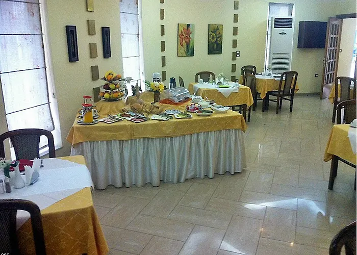 Stela Center מלון טיראנה